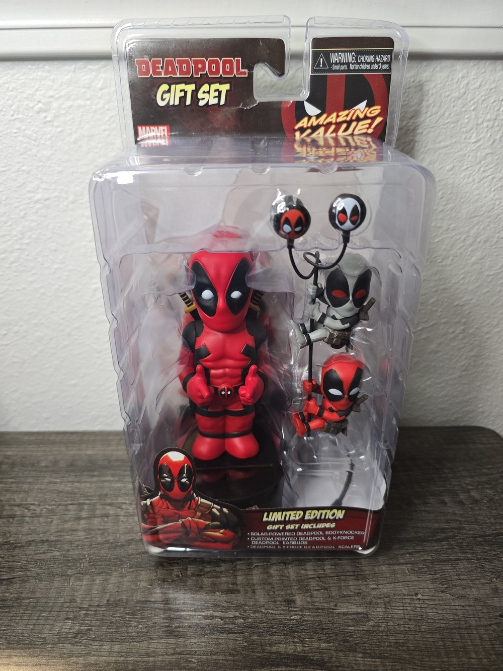 Marvel Deadpool Limited  Edition Vinyl Figure Set And Earbuds